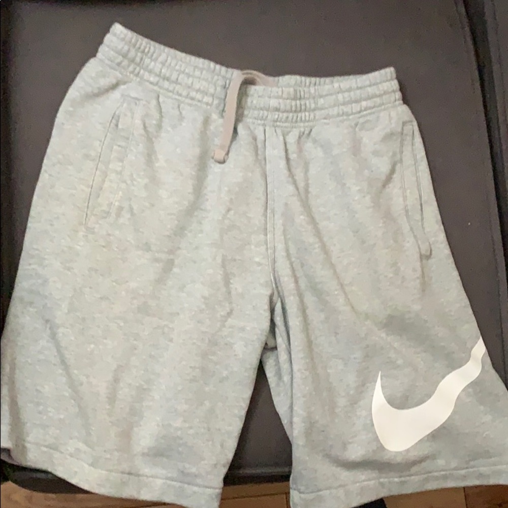 MENS MEDIUM NIKE SHORTS